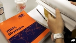 波士頓的一堂TOEFL課使用的教材。 （資料照片）