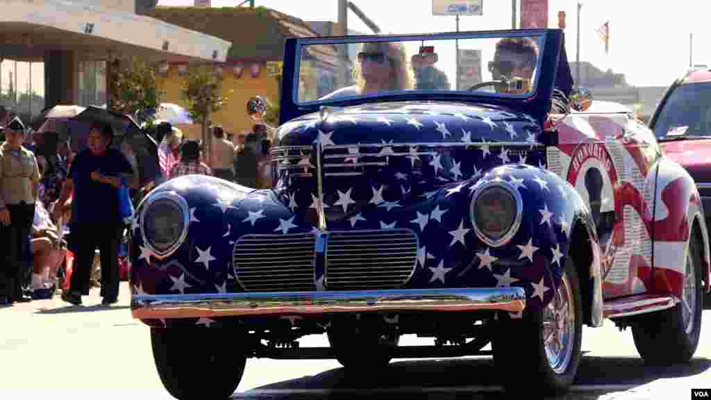游行队伍中的星条旗爱国车引人注目（美国之音国符拍摄）