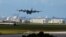 一架美国军机从日本南部冲绳岛的嘉手纳空军基地机场起飞。（2023年8月24日）