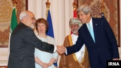 克里(右)與伊朗外長扎里夫(左)