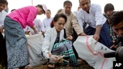 昂山素姬帶頭清除垃圾