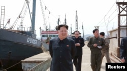 朝中社2015年5月9日发布的图片显示朝鲜领导人金正恩视察渔业中心