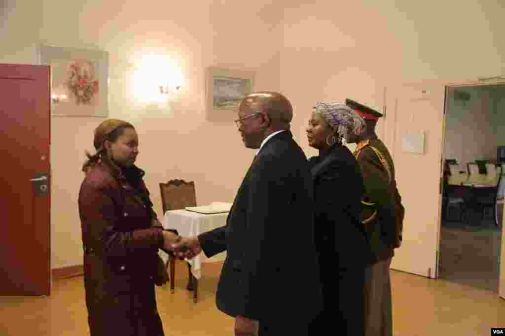 南非大使蘭加向來弔唁的客人握手（美國之音東方拍攝）