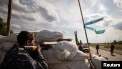 烏克蘭親俄分離主義分子在街上設立檢查站(資料圖片)