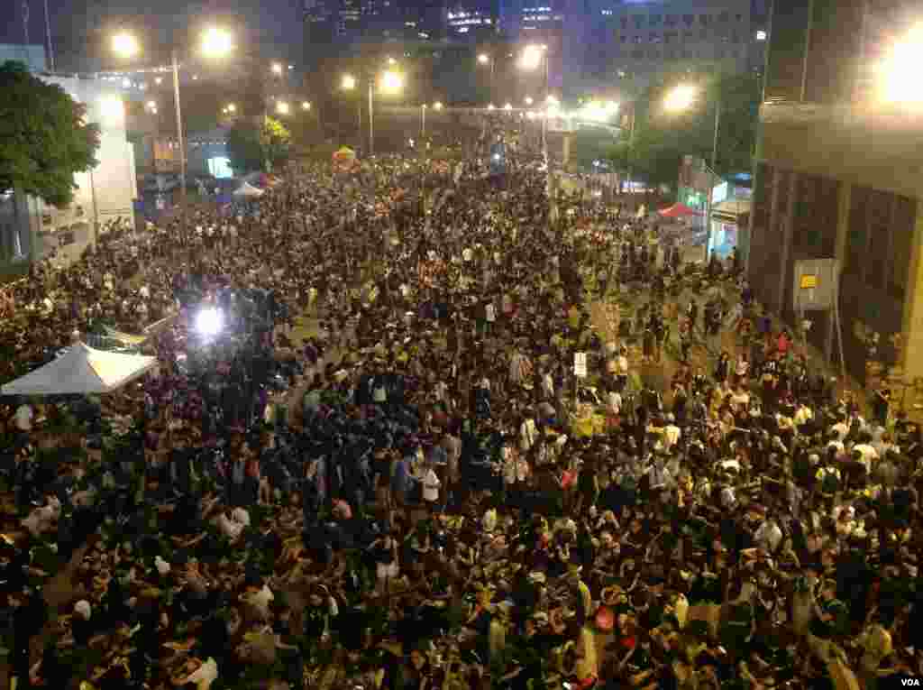 数万港人连续第3天通宵留守金钟中环（美国之音图片/海彦拍摄）