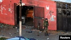 黎巴嫩士兵守衛著咖啡館外