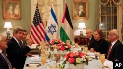 克里(左二)設宴招待以巴雙方談判代表