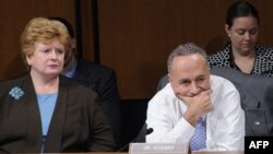 Сенаторы Чарльз Шумер (справа) и Дебби Стабеноу