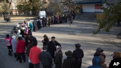 烏克蘭東部頓涅茨克的居民排隊投票