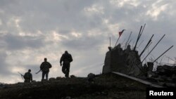亲俄分离分子走在顿涅斯克东部一座山丘上的纪念碑旁 （2014年8月28日）