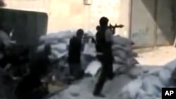 由 Ugarit News发布的业余录像据称显示叙利亚自由军战士在大马士革同政府军交战(美联社无法核实图像细节与真伪)。