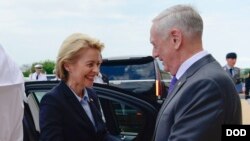 马蒂斯2018年6月20日在五角大楼会见德国防长冯·德莱恩（美国国防部照片）