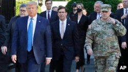 Дональд Трамп и Марк Эспер (архивное фото)