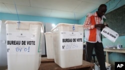 科特迪瓦清點地方選舉選票。