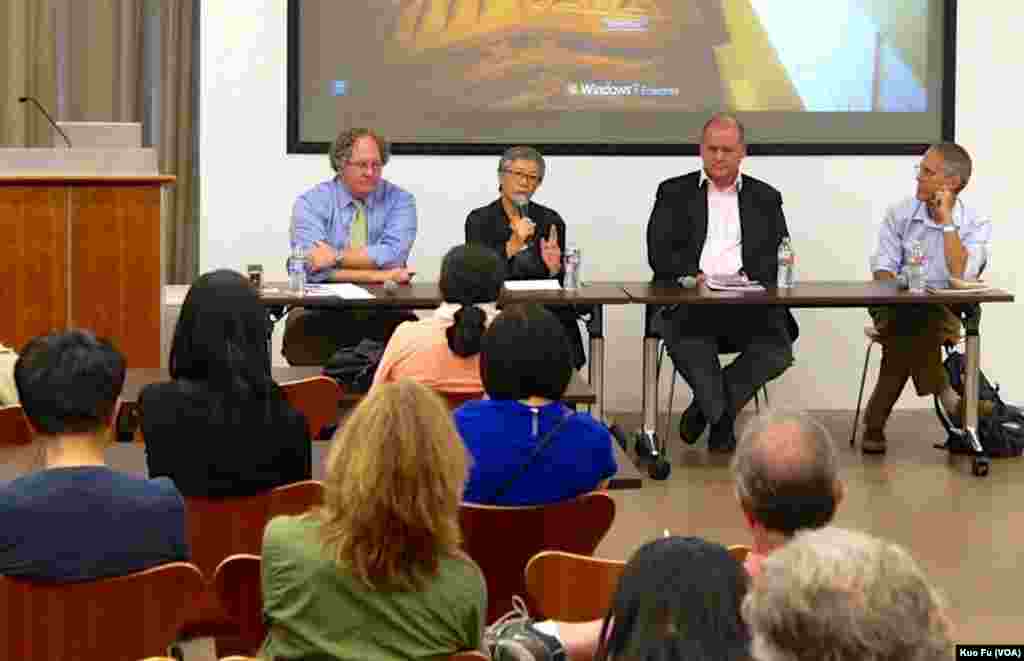 钟同仁(右二)参加美中关系学院院长杜克雷(左一)主持的座谈会 (美国之音国符拍摄)