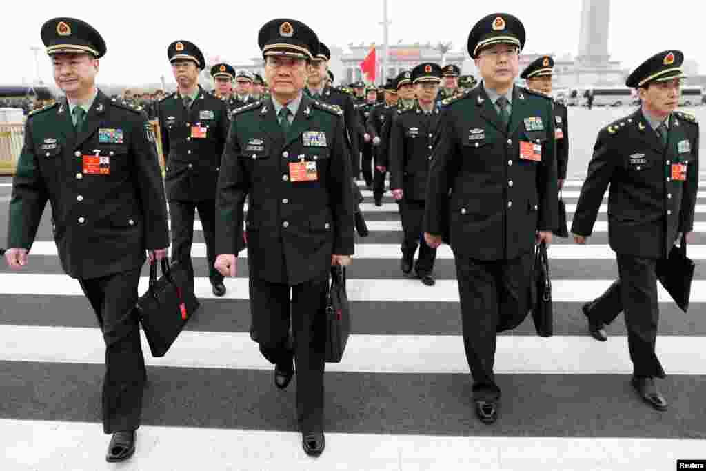 2018年3月4日，军人代表抵达人民大会堂，参加在北京举行的中国人大的预备会议。