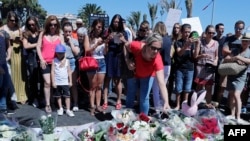 2016年7月15日，一名妇女在法国南部尼斯袭击案现场附近献花。