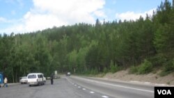 远东地区公路严重不足，布里亚特地区的一处公路。（美国之音白桦拍摄）