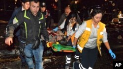 2016年3月13日土耳其安卡拉: 受伤的人被运出爆炸现场