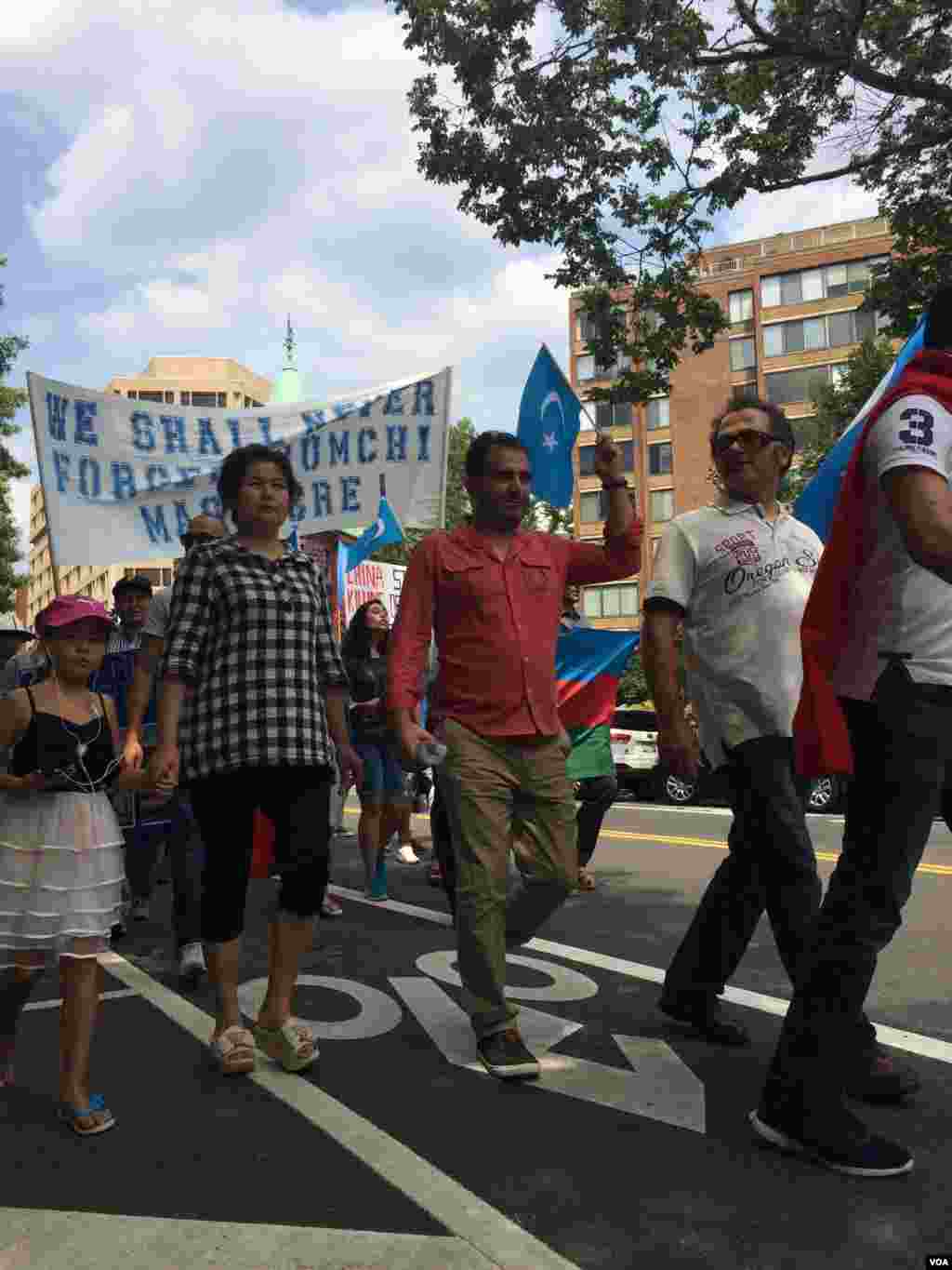 2015年7月12日维吾尔人和支持者在美国首都华盛顿街头游行并聚集在泰国驻美大使馆前抗议泰国把100余名维吾尔人强行递解回中国。（美国之音乌兹别克语组拍摄）
