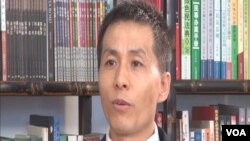 人民監督網創辦人朱瑞峰接受美國之音專訪(視頻截圖)