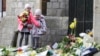 英国菲利普亲王逝世的消息公布后，孩子们在英国温莎城堡外献花。（2021年4月9日）