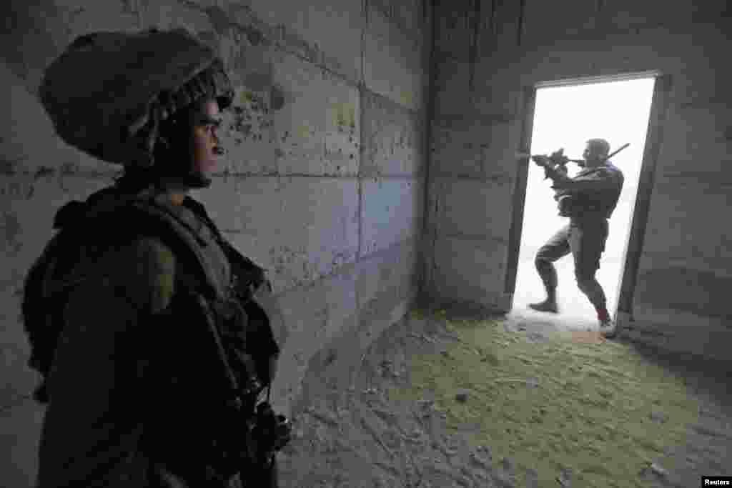 2012年11月17日，以军在约旦河西岸城市希伯伦以南一处基地模拟演练可能对加沙地带发动的地面进攻。