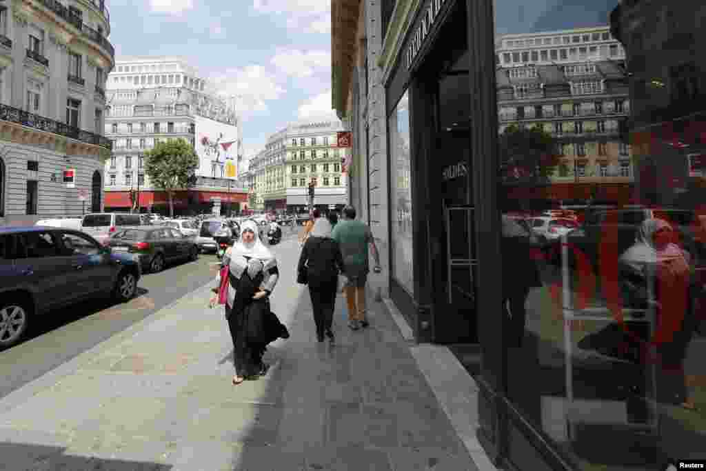 有妇女戴头巾走在巴黎街道上（2013年）