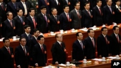 2012年11月中共十八大闭幕式上，前排左起：贾庆林、吴邦国、胡锦涛、江泽民、温家宝、李长春、李克强、周永康。除了李克强之外，他们现在都是前常委。