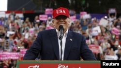 美国当选总统川普在他的“答谢之旅”集会上发表讲话，2016年12月17日。