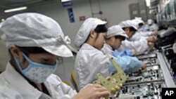 富士康員工在生產線上工作(資料圖片)