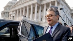 美國國會民主黨參議員阿爾·弗蘭肯離開國會大廈（2017年12月7日）