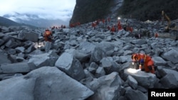 救援人員再四川茂縣疊溪鎮新磨村的山體垮塌事故現場尋找倖存者。（2017年6月24日）