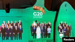 G20網路峰會的合照投射在東道國沙特阿拉伯的薩爾瓦宮牆壁上。2020年11月20日圖片。
