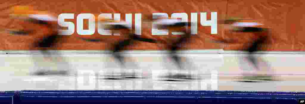 荷蘭速滑運動員在阿德勒競技場滑冰中心訓練。