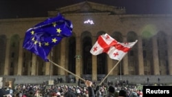  На митинге протеста против решения правительства приостановить переговоры о вступлении в Европейский Союз у здания парламента. Тбилиси, 7 декабря 2024 г.