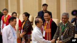 緬甸總統吳登盛(右三)會見少數民族反政府武裝的談判代表