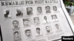 Объявление о награде за самых разыскиваемых в мире террористов. Фотография Абу Анаса аль-Либи в нижнем ряду вторая сдева (архивное фото)