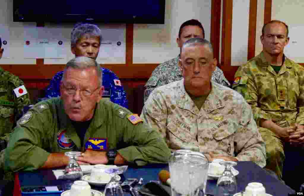 受访的将军菲利翁（左）和考夫曼(美国之音包小祥拍摄）