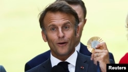 ​ປະ​ທາ​ນາ​ທິ​ບໍ​ດີ ຝ​ຣັ່ງ ທ່ານ ເອັມ​ມາ​ນູ​ແອ​ລ ມາກ​ຣົງ ຈັບຫຼຽນ​ຄຳ​ໂອ​ລິມ​ປິກ, ປາ​ຣີ, ຝ​ຣັ່ງ, 12 ສິງ​ຫາ 2024.