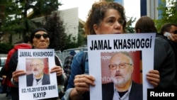 人权活动人士2018年10月9日在土耳其伊斯坦布尔的沙特领事馆外面示威抗议，手持沙特记者卡舒吉的照片。