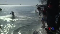 不畏罕见严寒气候 美国多地冬泳出台