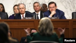 前美国国务卿克林顿现在参议院外交关系委员会听证会上 就班加西袭击事件作证。