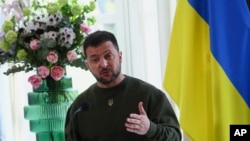 2023年5月4日，烏克蘭總統澤連斯基在荷蘭海牙與荷蘭首相呂特和比利時首相德克羅舉行的聯合新聞發布會上發表講話。