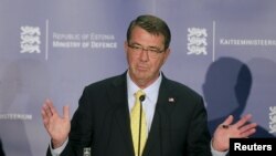 美国国防部长卡特在爱沙尼亚首都塔林的一个记者会上讲话 （2015年6月23日）
