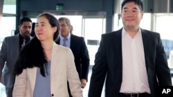 被控饿死养女的华裔夫妇离卡返美