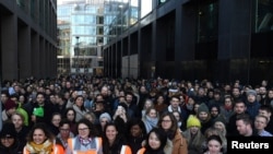 在2018年11月1日愛爾蘭都柏林，做為全球對工作場所問題抗議的一部分，谷歌辦公室的工作人員出走。