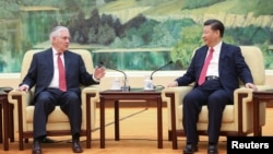 美國國務卿蒂勒森(左)3月19日訪華期間與中國領導人習近平在人民大會堂會面。