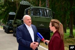 白俄羅斯總統盧卡申科在視察明斯克一個軍工設施時接受記者採訪。（2023年6月13日）