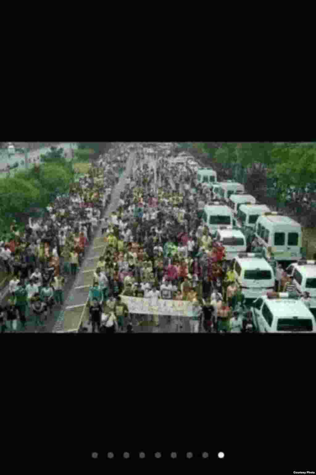 数以百计群众举行游行抗议(网民提供)